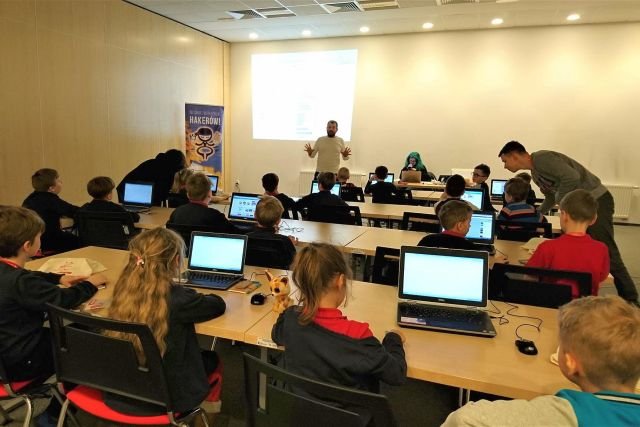 Dzieci na zajęciach CoderDojo