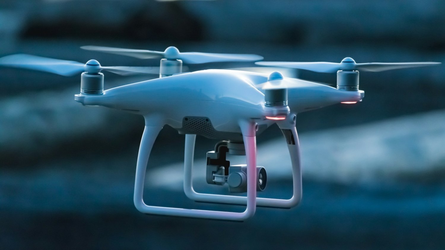 Dron podczas lotu. Niemcy chcą dać Bundeswehrze prawo do zestrzeliwania dronów.