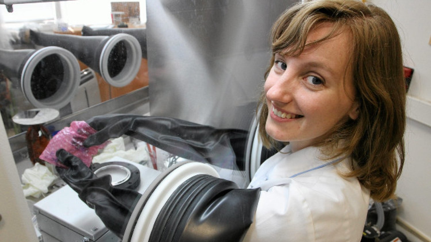 Olga Malinkiewicz wymyśliła rewolucyjną technologię - kryształy produkujące energię w tuszu, którym można zadrukować cokolwiek.  Teraz trwa wyścig o to, kto pierwszy skomercjalizuje wynalazek i na tym zarobi.