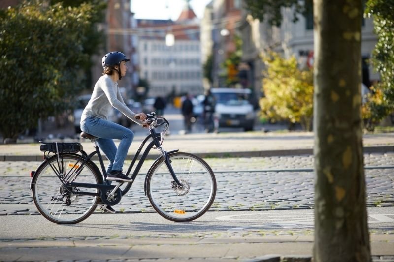 Rower elektryczny (z ang. electric bicycle, w skrócie e-bike) to napędzany siłą ludzkich mięśni dwukołowy pojazd wyposażony w silnik elektryczny, który wspomaga jazdę. Jakie nastawienie do e-bike'ów mają Polacy?