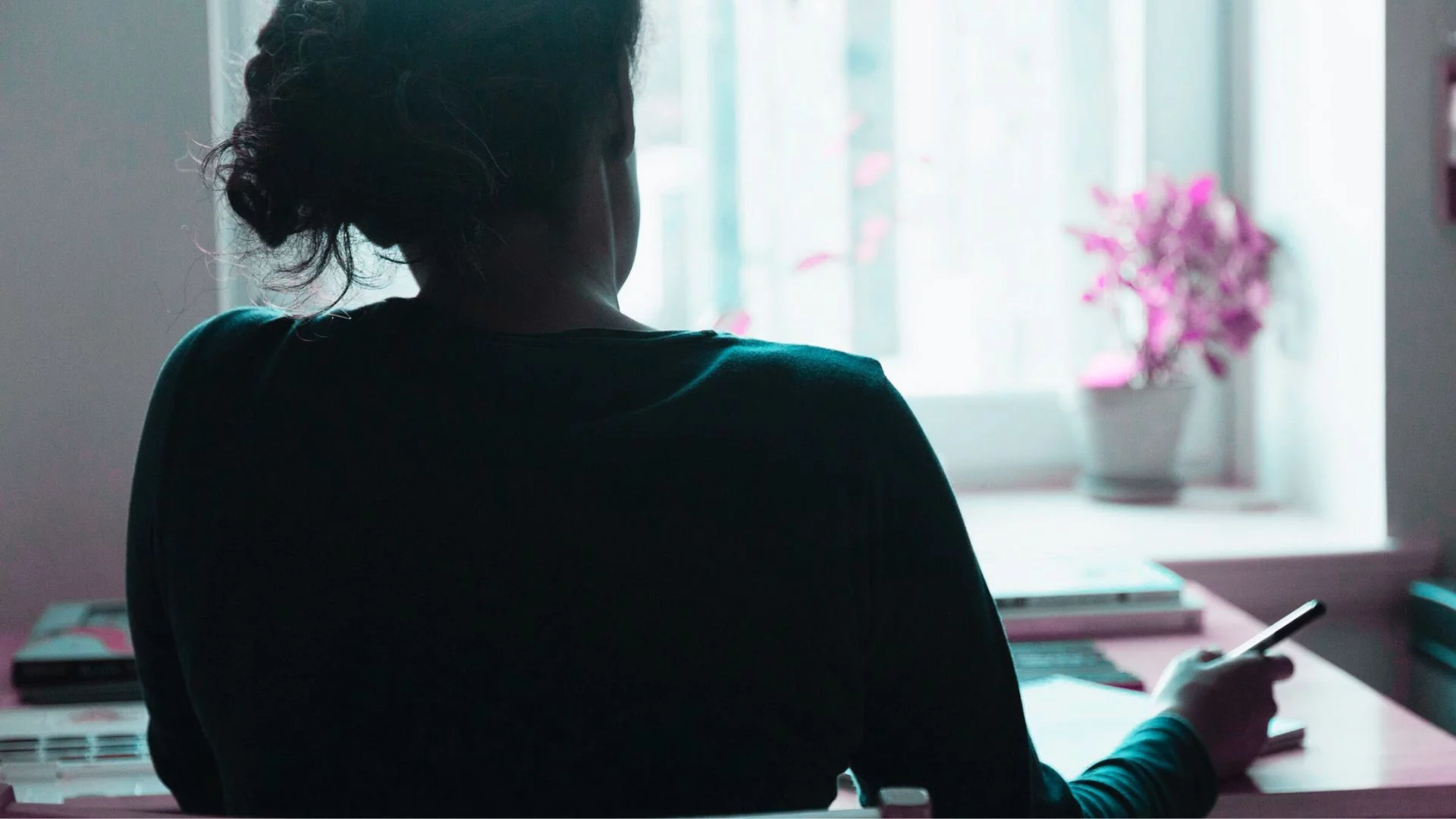 Kobieta siedząca przy biurku.