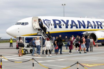 Pasażerowie przed samolotem Ryanair