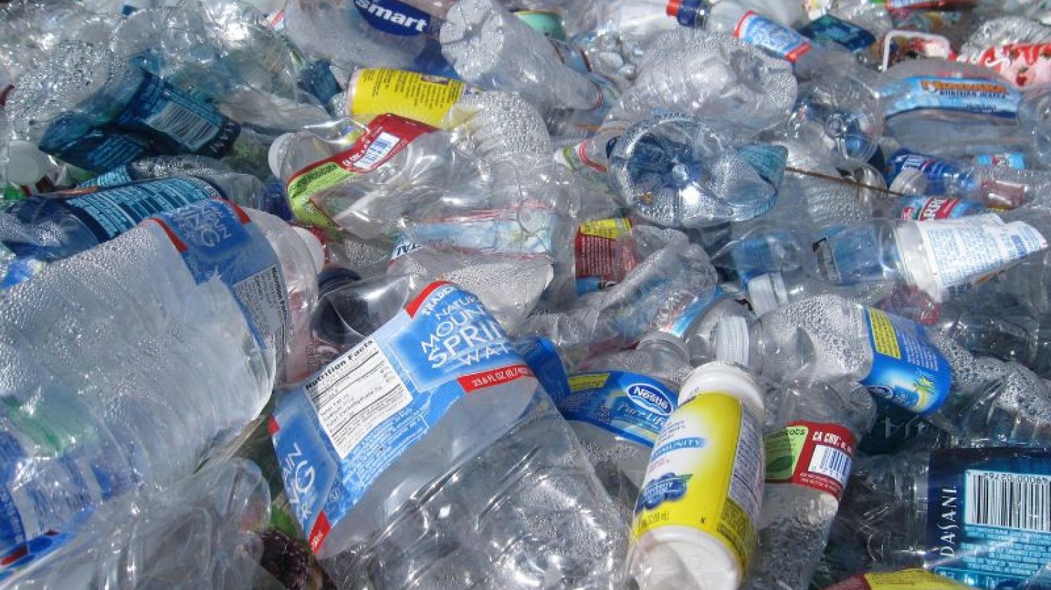Plastiku nie ubywa, więc trzeba nakłaniać do recyklingu.