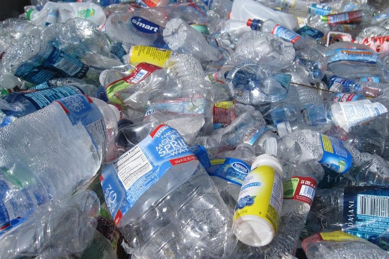 Plastiku nie ubywa, więc trzeba nakłaniać do recyklingu.