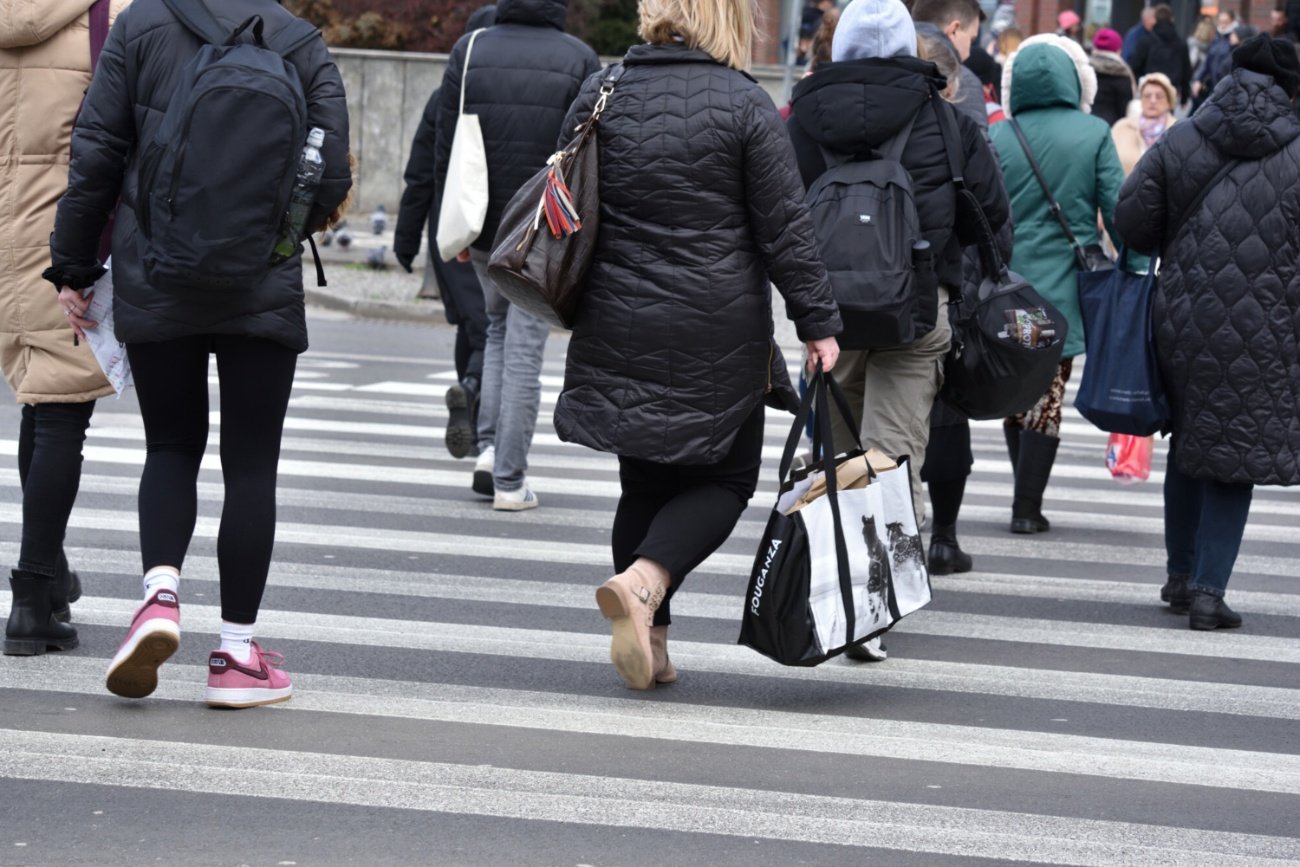 Ludzie na przejściu dla pieszych.