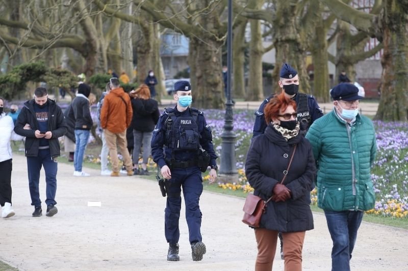 Tylko w niedzielę wielkanocną policja wystawiła kilka tysięcy mandatów za brak maseczki.