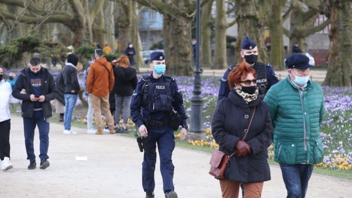 Tylko w niedzielę wielkanocną policja wystawiła kilka tysięcy mandatów za brak maseczki.