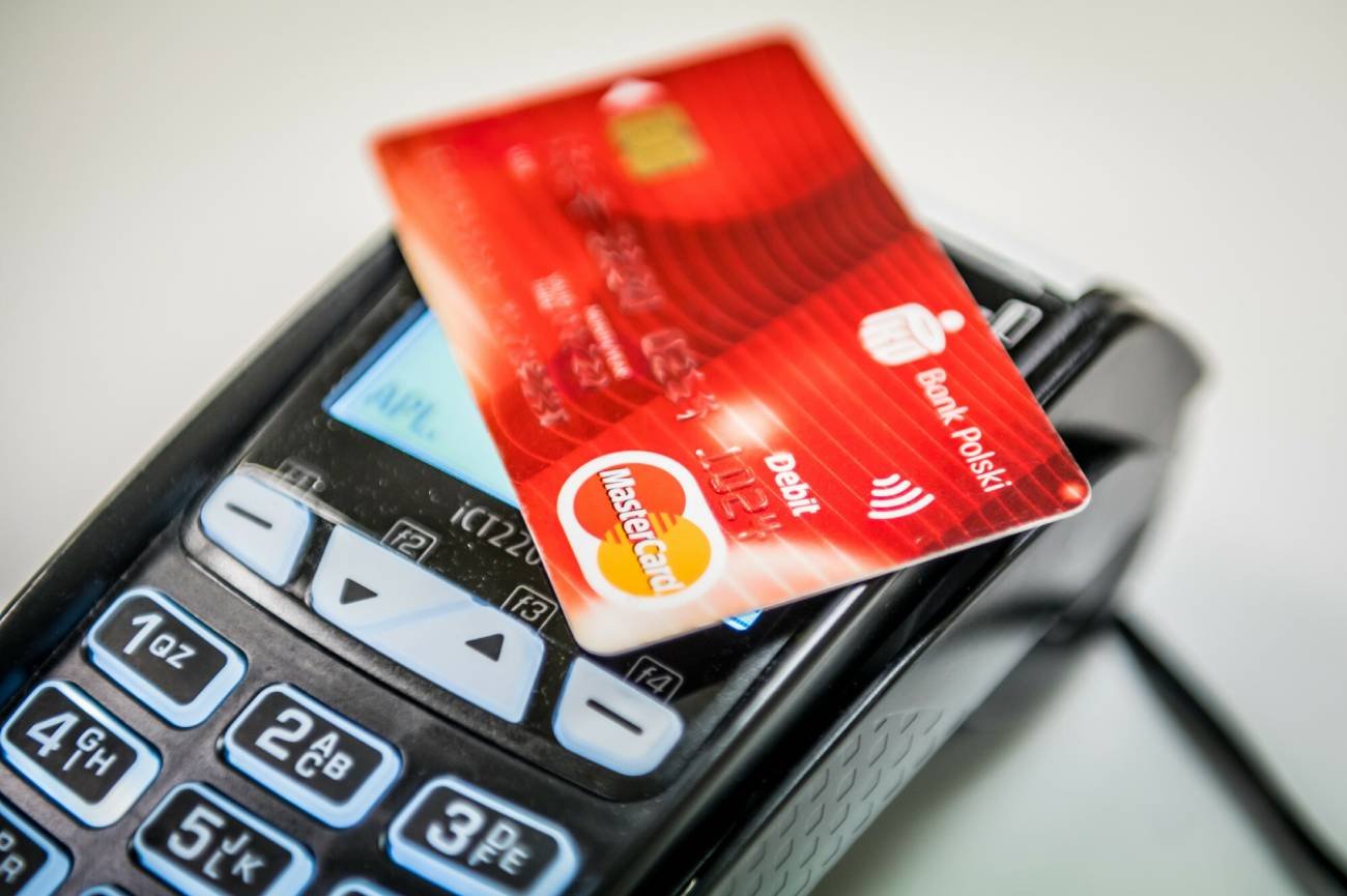 karta płatnicza na terminalu