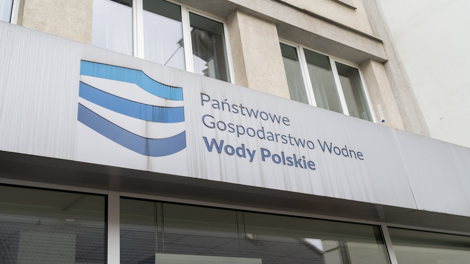 Szyld Państwowe Gospodarstwo Wodne Wody Polskie. Miliard złotych na inwestycje Wód Polskich. W planach zabezpieczanie przed powodzią.