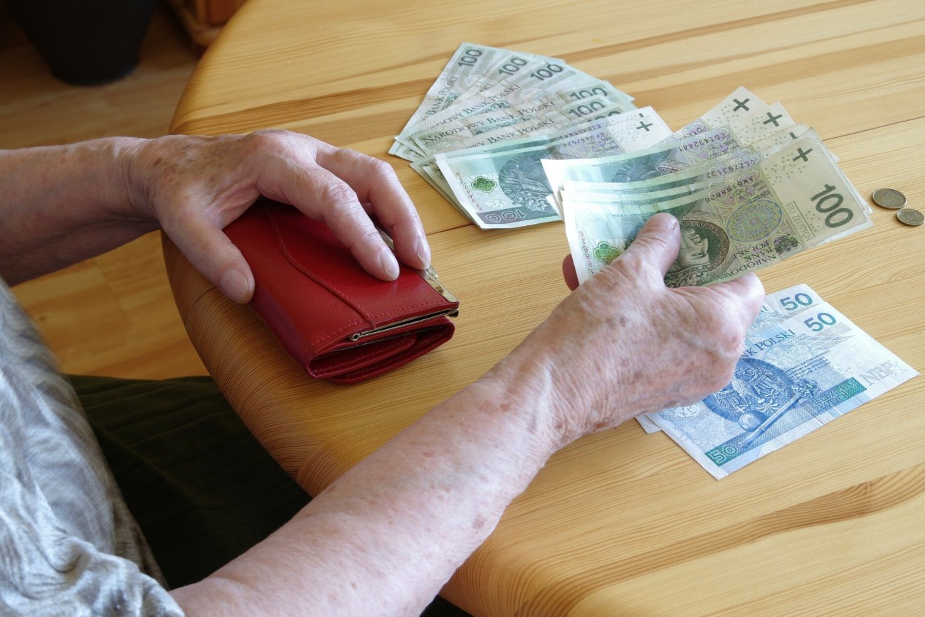 Emerytka liczy pieniądze