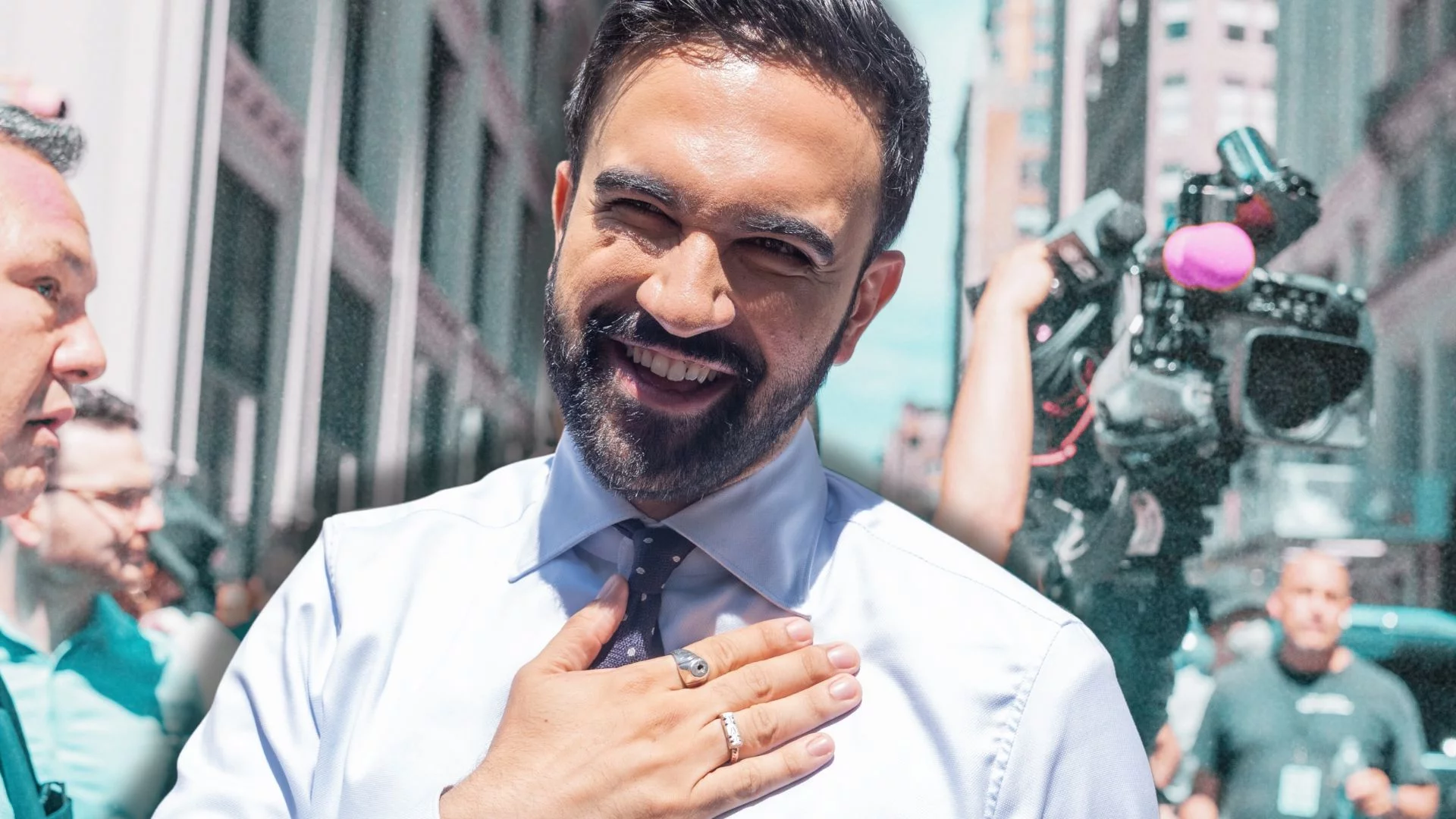 Burmistrz Nowego Jorku Zohran Mamdani w trakcie Parady Równości w czerwcu 2025.