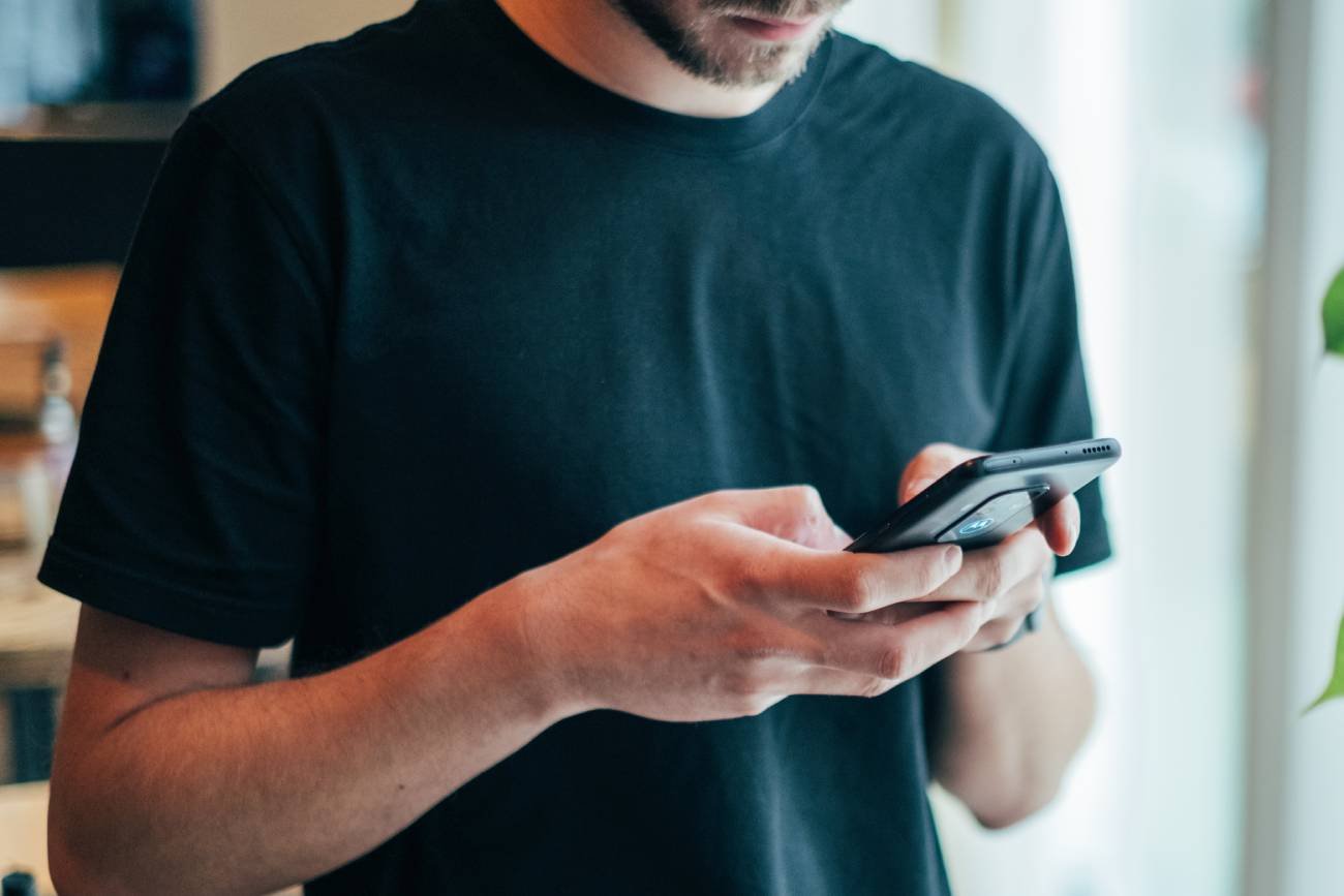 Mężczyzna ze smartfonem