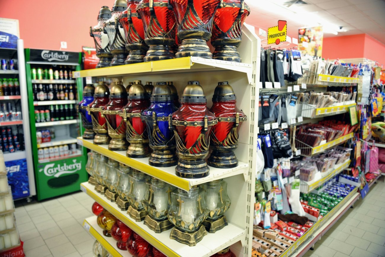 Znicze w sklepie (zdj. ilustracyjne)