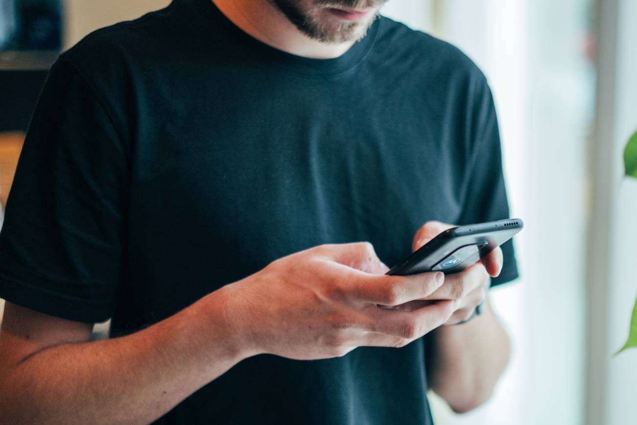 mężczyzna ze smartfonem