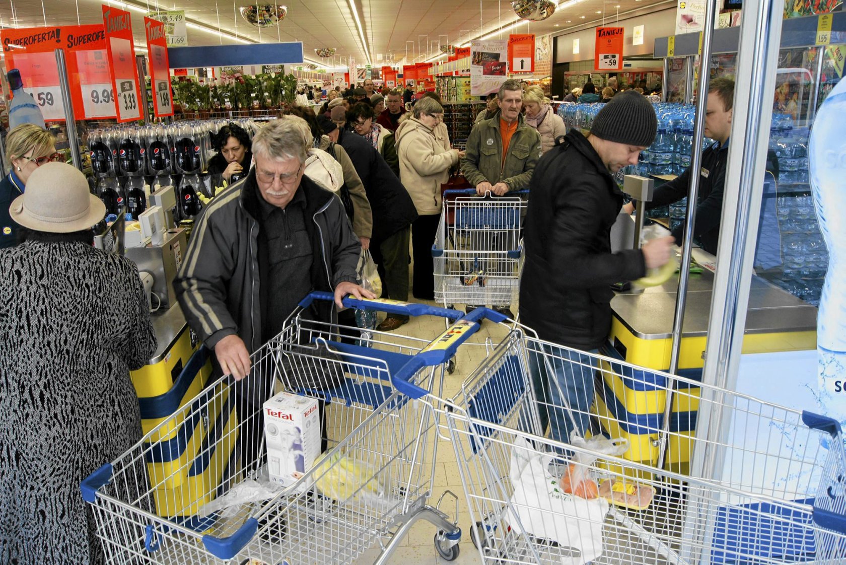 Największe sieci dyskontów w Polsce prześcigają się w wysokości pensji dla swoich pracowników.