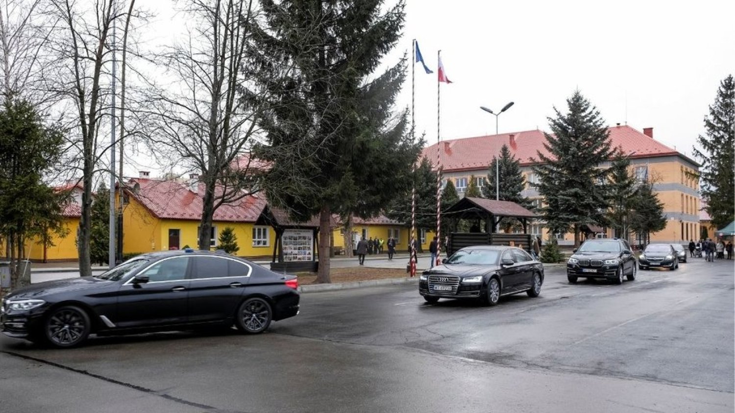 Z rządowych limuzyn korzystają nawet szeregowi politycy.