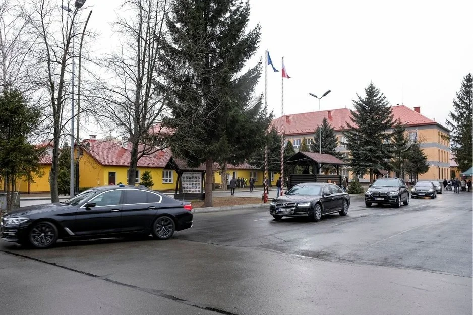 Z rządowych limuzyn korzystają nawet szeregowi politycy.