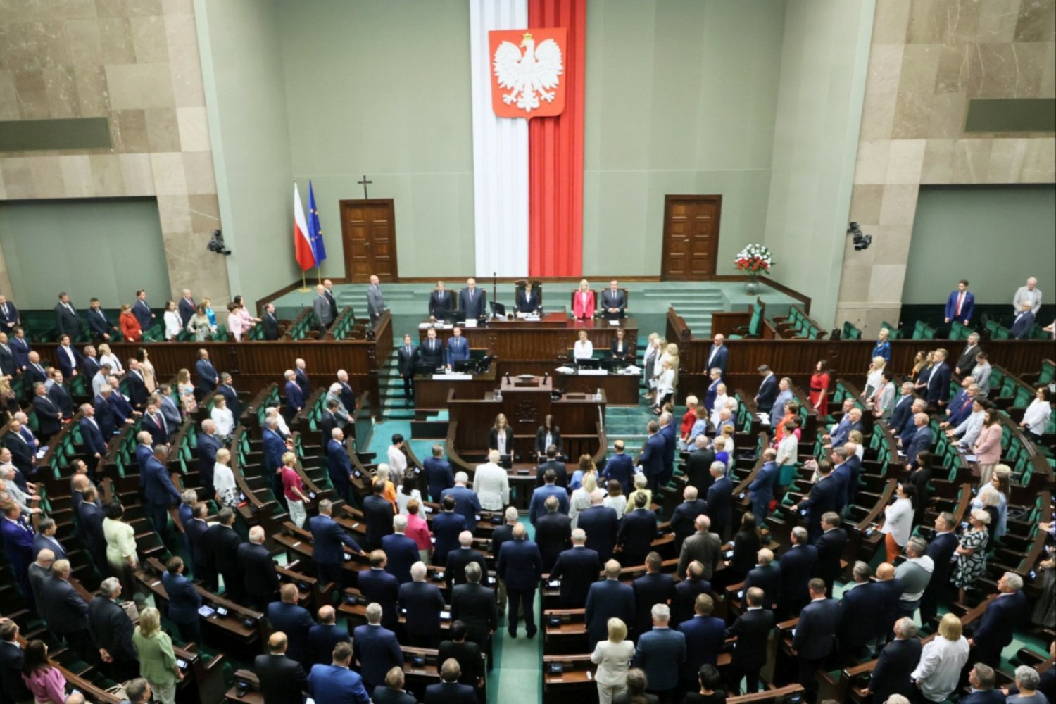 Posłowie na sali plenarnej Sejmu.