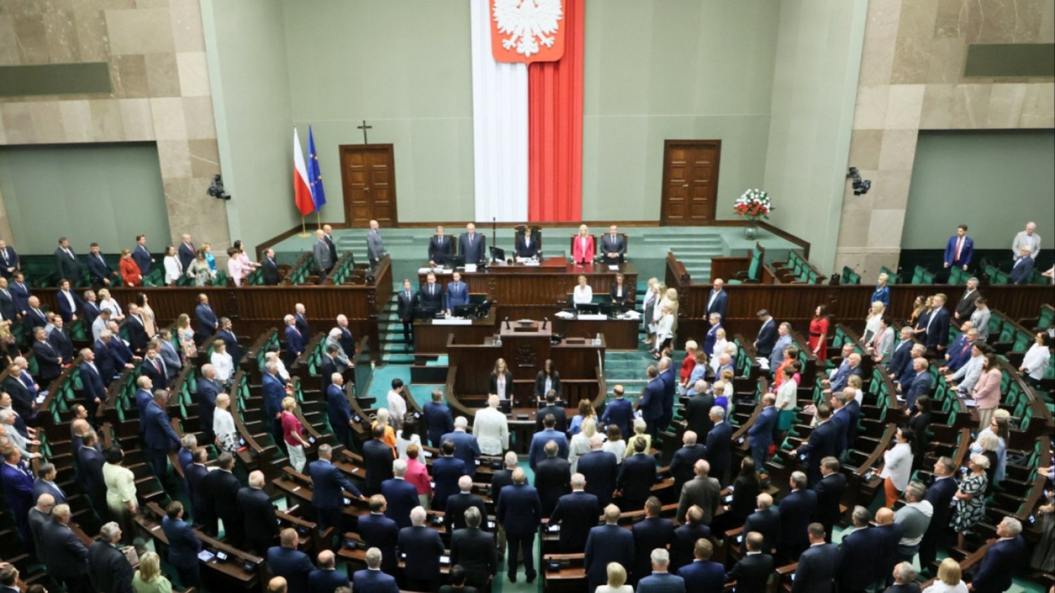 Posłowie na sali plenarnej Sejmu.
