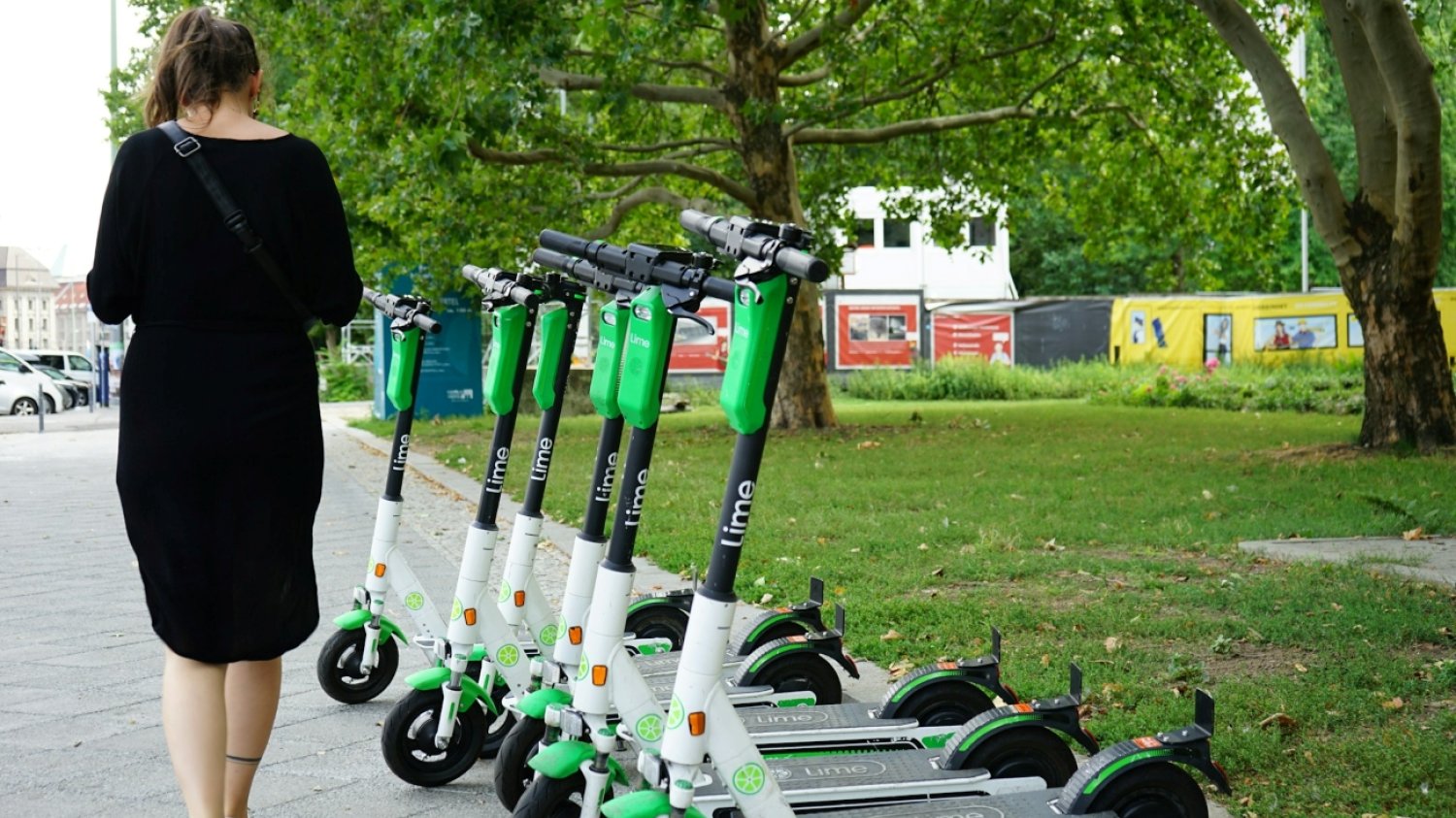 Piesi chcą wyrzucić hulajnogi z chodników. Sprawą wkrótce zajmie się sąd Hulajnogi elektryczne na chodniku w Berlinie.