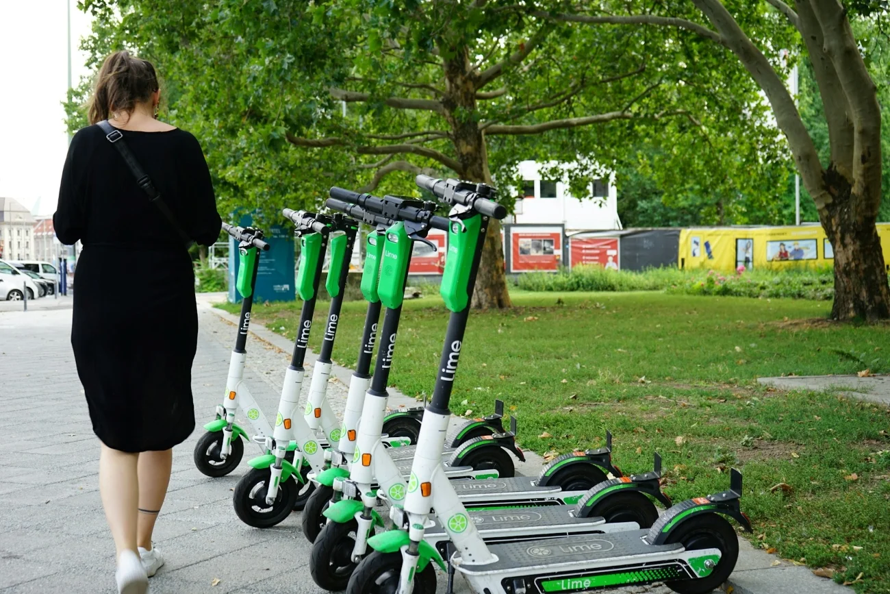 Piesi chcą wyrzucić hulajnogi z chodników. Sprawą wkrótce zajmie się sąd Hulajnogi elektryczne na chodniku w Berlinie.