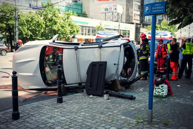 W wypadkach drogowych ginie rocznie kilka tysięcy Polaków, a straty tym spowodowane sięgają 60 mld złotych rocznie – donosi „Gazeta Wyborcza”