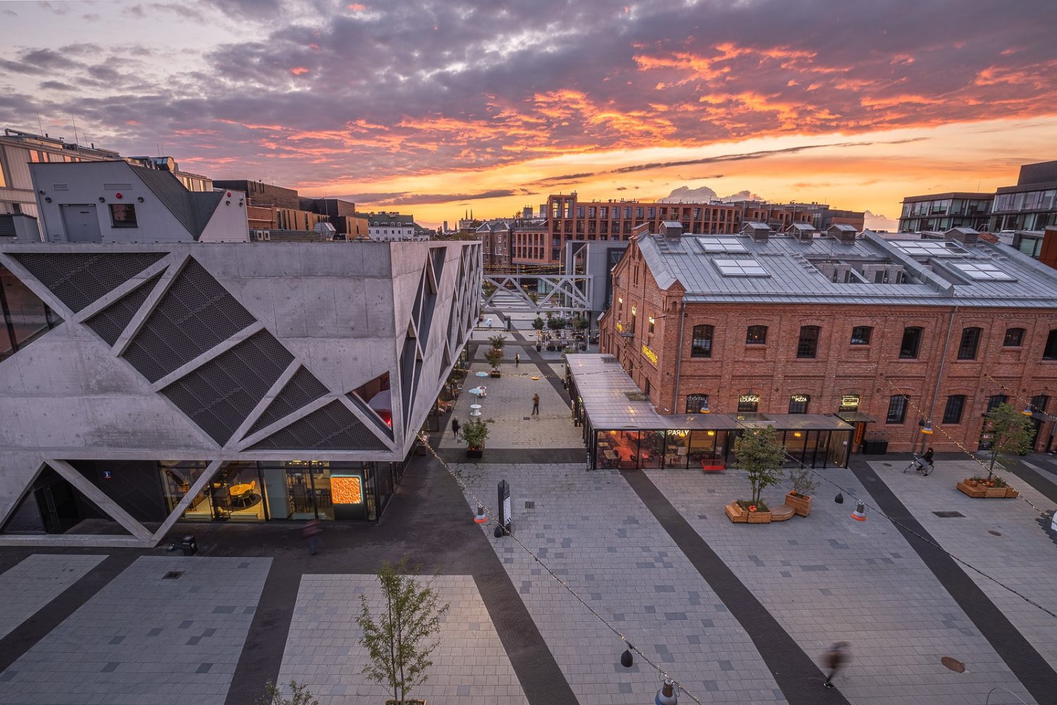 Butelkownia to centrum eventowe w Centrum Praskim Koneser w Warszawie. Dzięki wyjątkowej architekturze, industrialnemu designowi, pełnej elastyczności aranżacji wnętrz i doskonałej lokalizacji stanowi idealne miejsce na każdy, nawet nieszablonowy event.