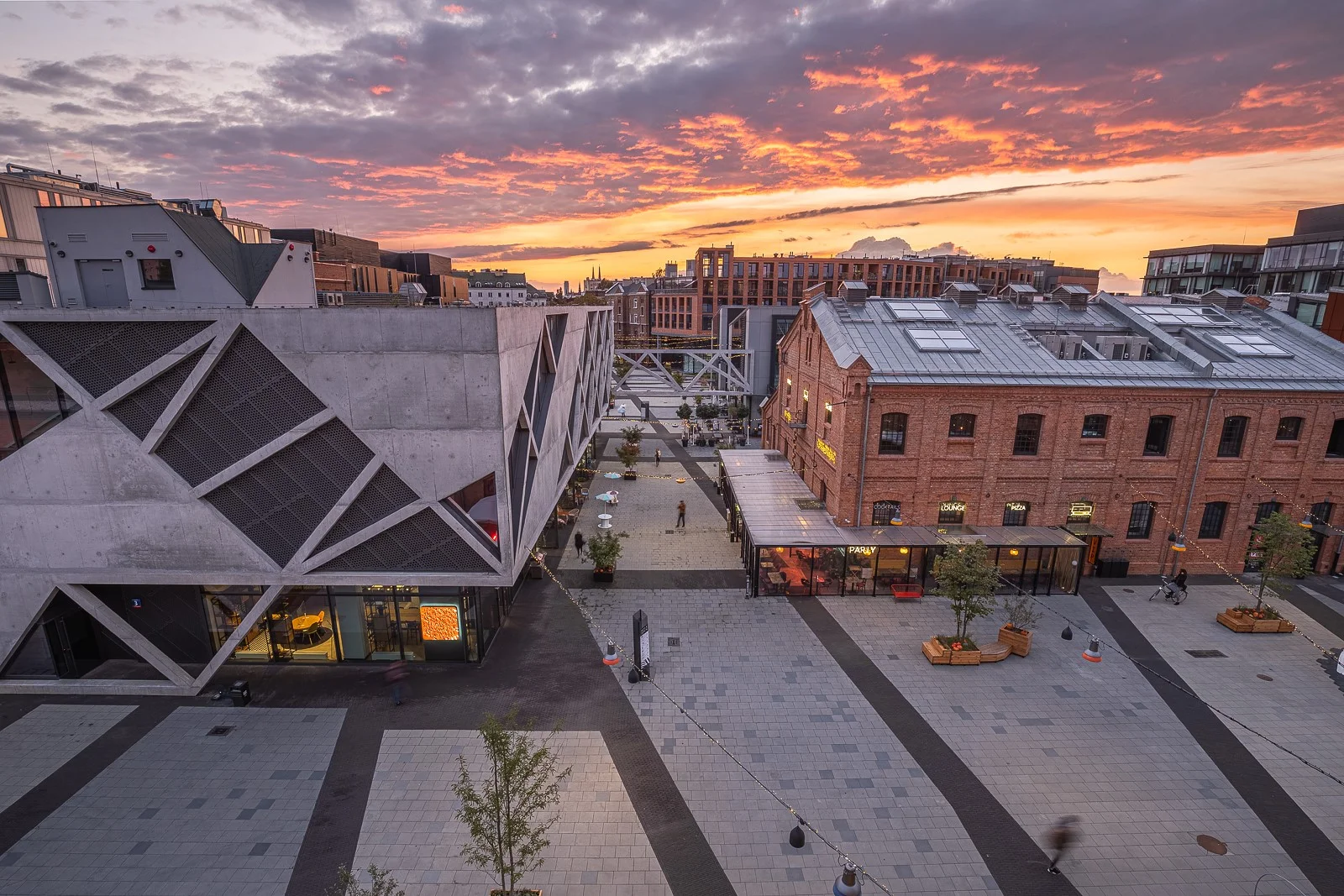 Butelkownia to centrum eventowe w Centrum Praskim Koneser w Warszawie. Dzięki wyjątkowej architekturze, industrialnemu designowi, pełnej elastyczności aranżacji wnętrz i doskonałej lokalizacji stanowi idealne miejsce na każdy, nawet nieszablonowy event.
