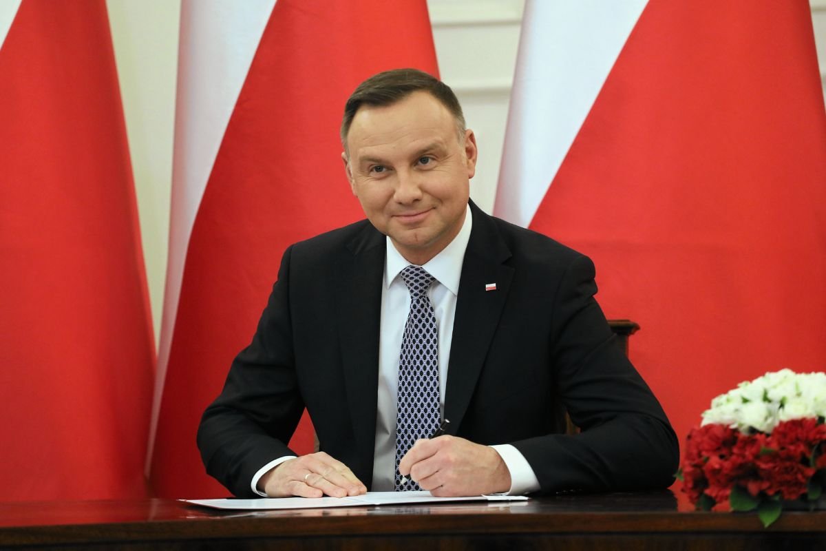 Andrzej Duda znów podpisuje. Tym razem to ustawa zmieniająca termin oświadczeń ws. cen prądu. Nowy termin na złożenie wniosków o zamrożenie cen prądu to 13 sierpnia 2019 r.