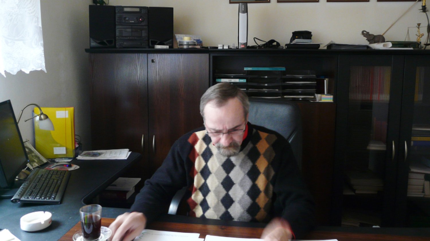 Dębica. Józef Kramarz w biurze swojej firmy.