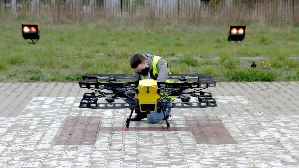 Dronoid Hermes może samodzielnie transportować ładunki medyczne, np. próbki do badań.