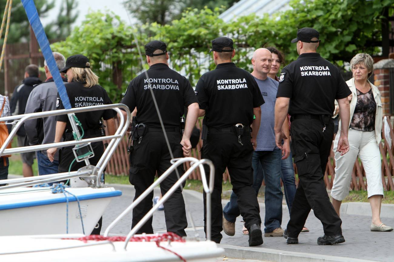 Funkcjonariusze skarbówki.