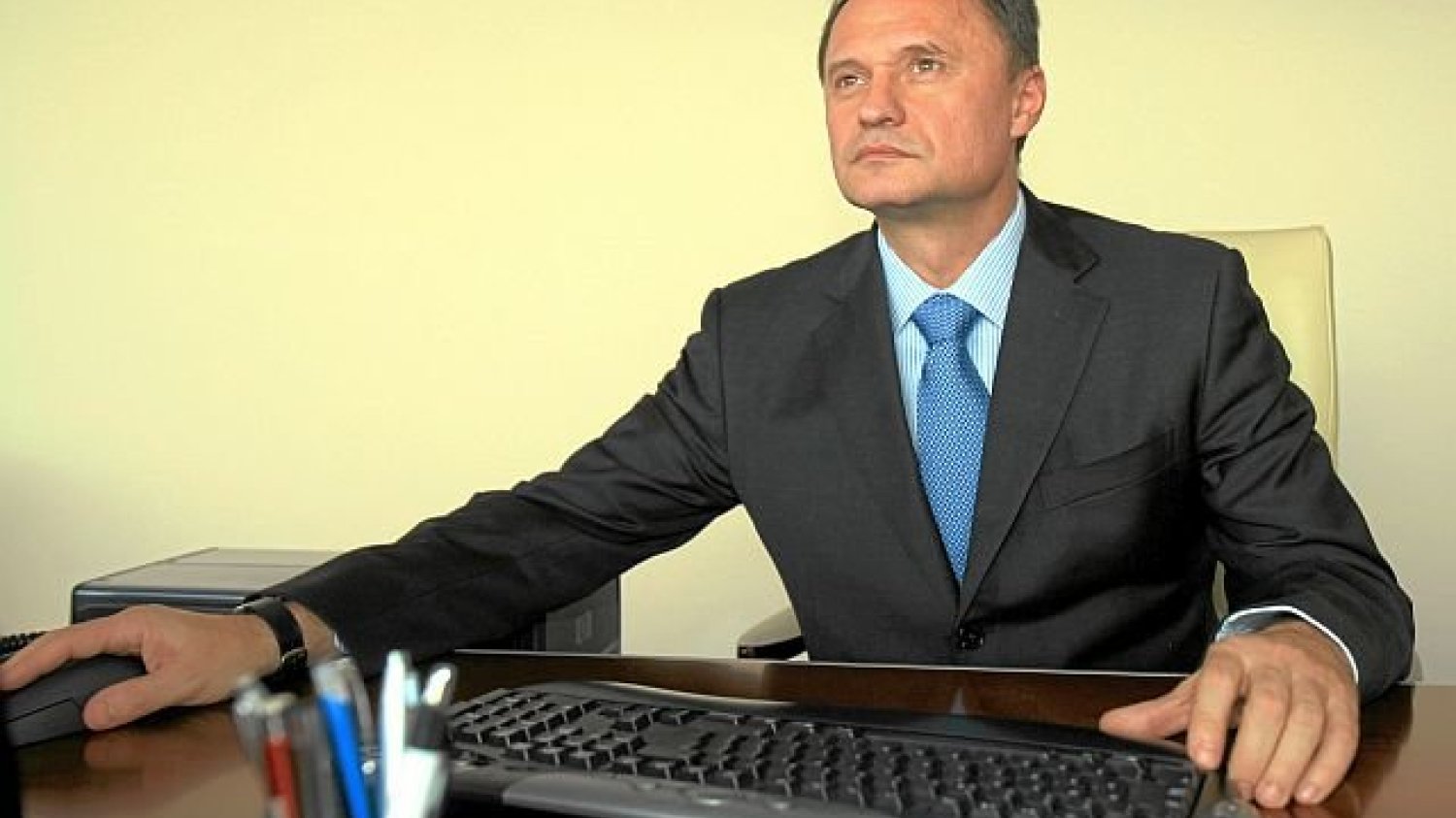 O co chodzi w zamieszaniu wokół Komisji Nadzoru Finansowego?
