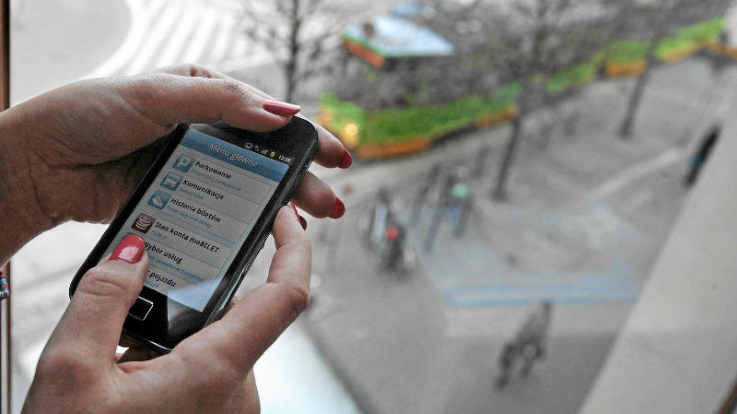 Polacy coraz częściej sięgają po smartfon, by skorzystać z sieci.