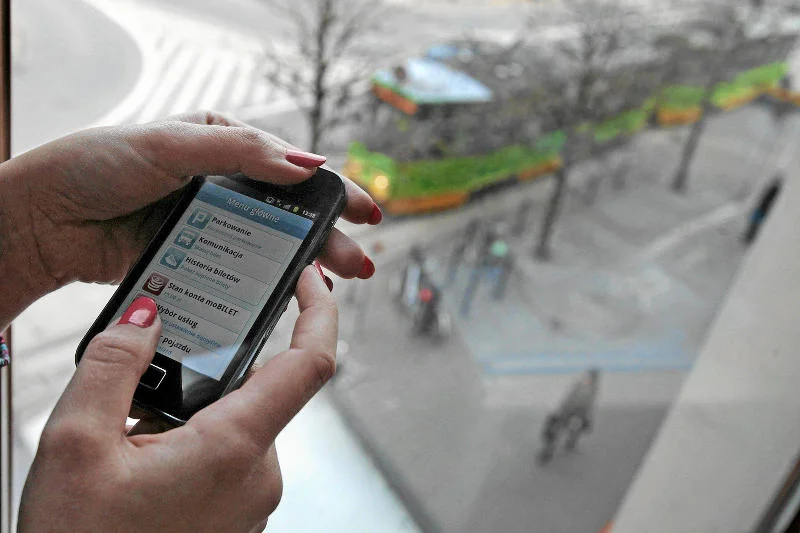 Polacy coraz częściej sięgają po smartfon, by skorzystać z sieci.