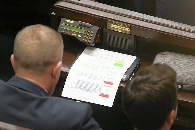 Obecny system głosowania w Sejmie wymaga obecności posła przy stanowisku w sali plenarnej