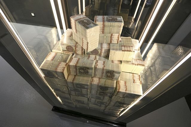 Ministerstwo Finansów i państwowy bank pod koniec roku masowo sprzedawały waluty, by podnieść kurs polskiego pieniądza.