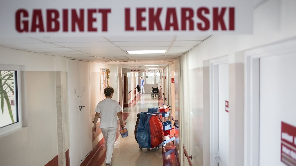 W naszym kraju krytycznie brakuje lekarzy. Tymczasem w Piasecznie pod Warszawą powstał ośrodek szkolący polskich lekarzy szukających pracy za granicą.