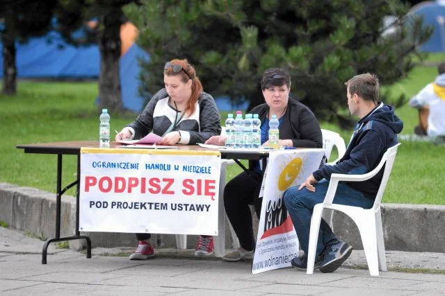NSZZ "Solidarność" zbierała podpisy pod ustawą o zakazie handlu w niedziele nawet na Jasnej Górze.