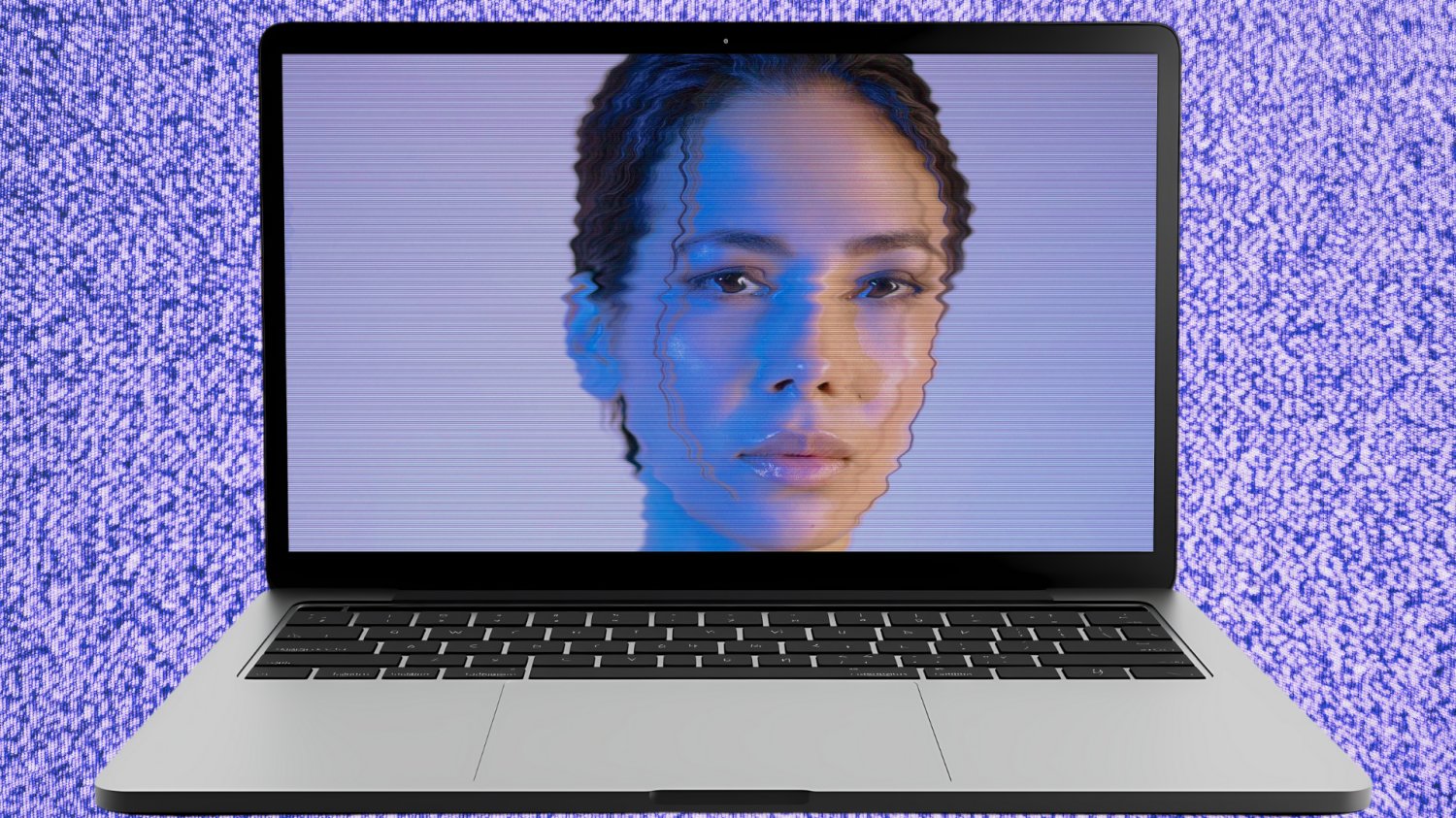 Na ekranie laptopa widać zakłócone zdjęcie kobiety. Internet tonie w deepfake'ach