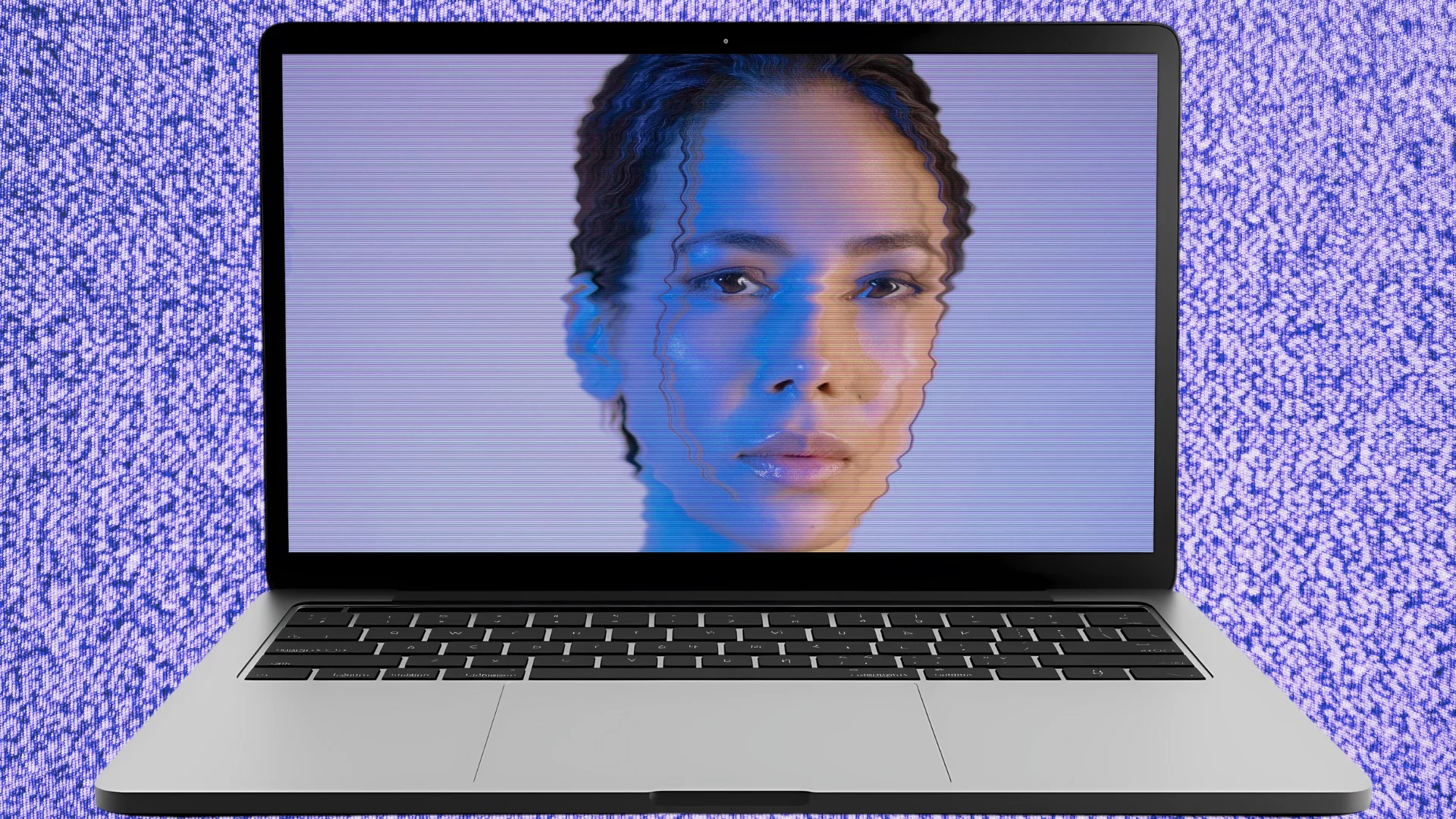 Internet tonie w deepfake'ach. Oto, jak się nie dać nabrać Na ekranie laptopa widać zakłócone zdjęcie kobiety. Internet tonie w deepfake'ach