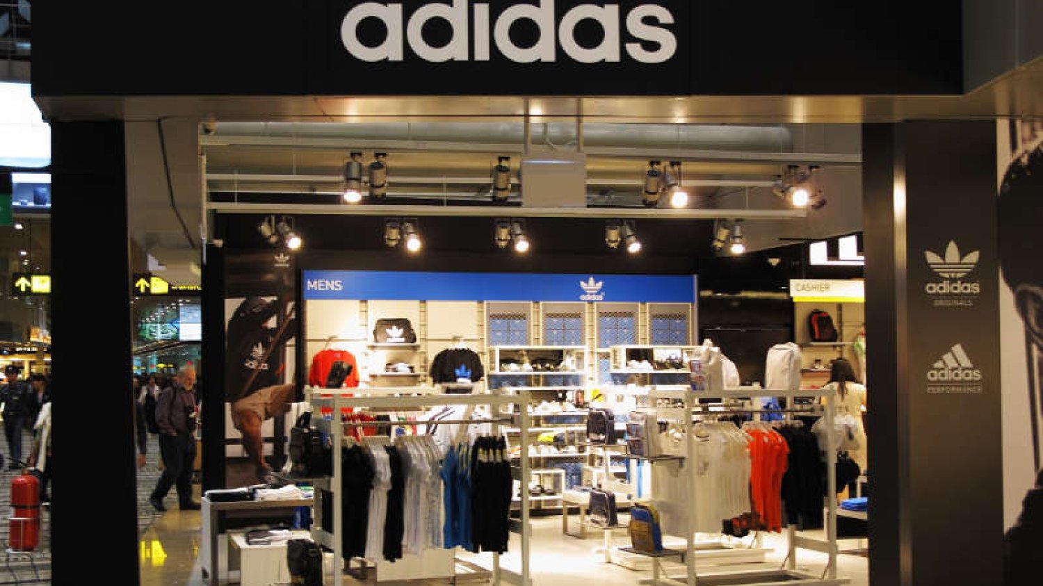 Tysiące osób straci pracę? Adidas przenosi produkcję z Azji ponownie do Europy. Dzięki wykorzystaniu robotów.