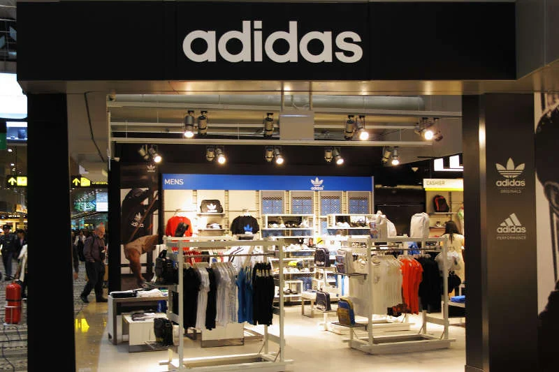 Tysiące osób straci pracę? Adidas przenosi produkcję z Azji ponownie do Europy. Dzięki wykorzystaniu robotów.