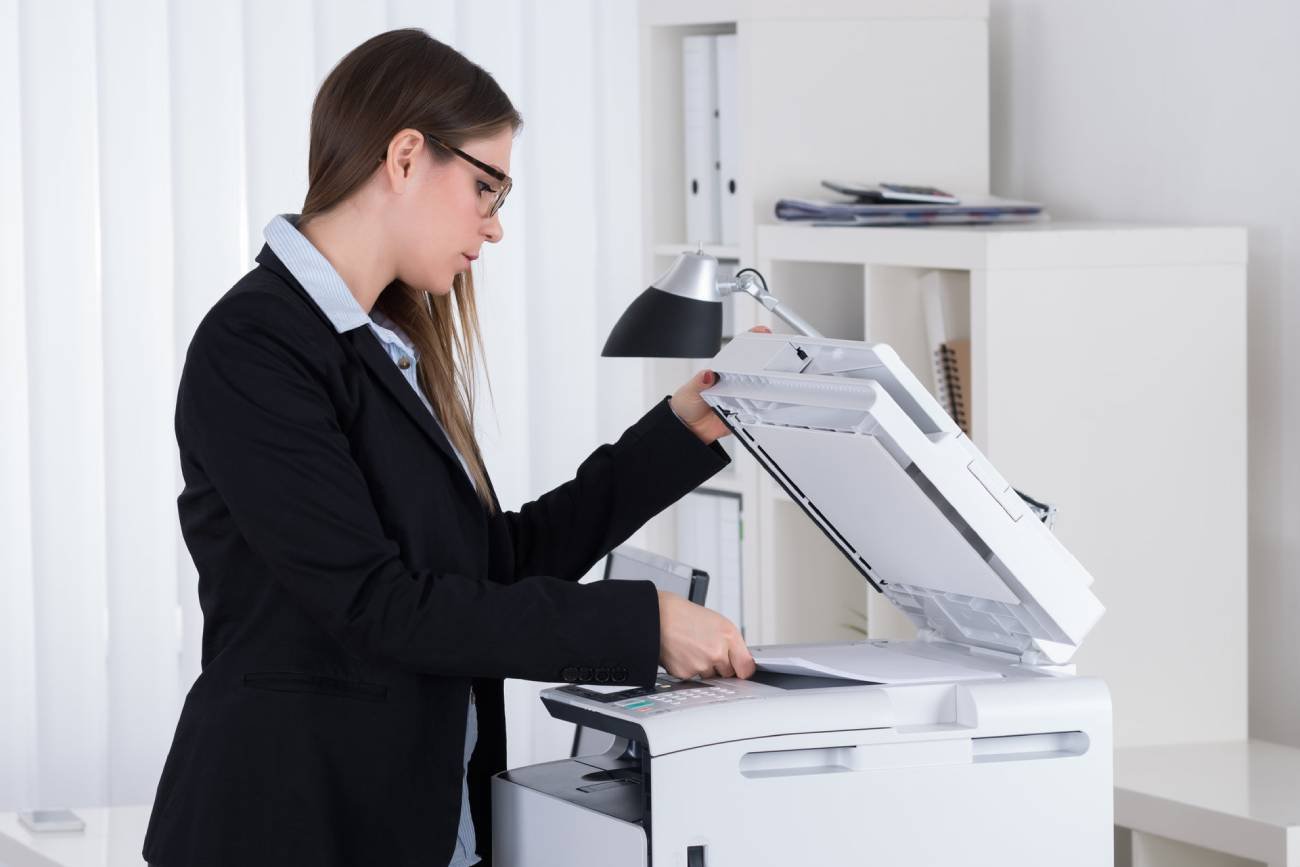 kobieta przy drukarce w biurze