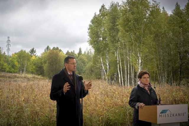 Beata Szydło i Mateusz Morawiecki podczas inauguracji programu Mieszkanie Plus na terenach przyszłego osiedla