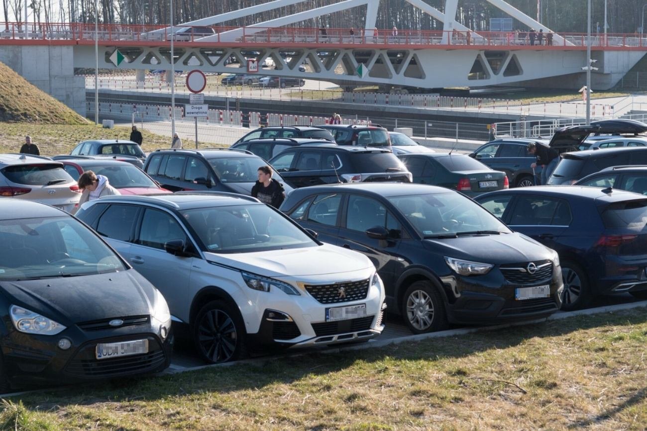 Samochody na parkingu.