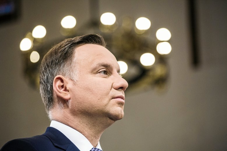 W związku z aresztowaniem byłego pracownika Huawei, prezydent Andrzej Duda zaleca ostrożność w wyborze dostawcy internetu 5G w Polsce.