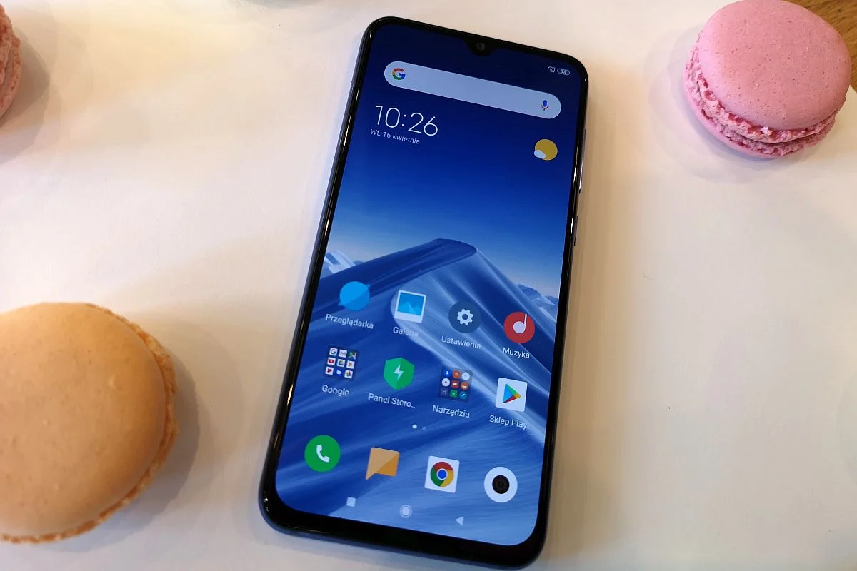 Zarówno tył jak i przód telefonu chroni szkło Corning® Gorilla® Glass piątej generacji. Plecki wykończone są holograficznym kolorem.