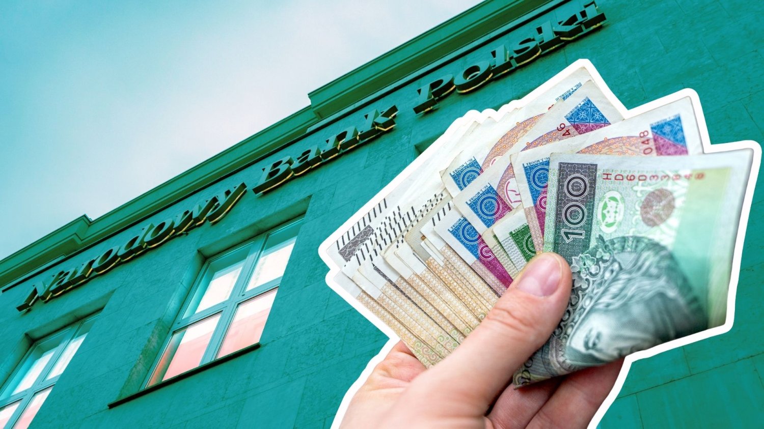 ręka z plikiem banknotów na tle budynku NBP
