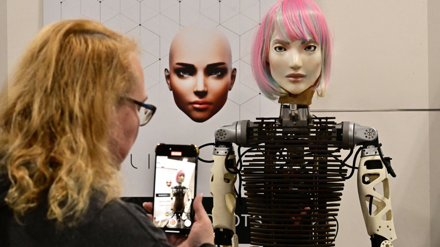 Kobieta fotografująca robota.